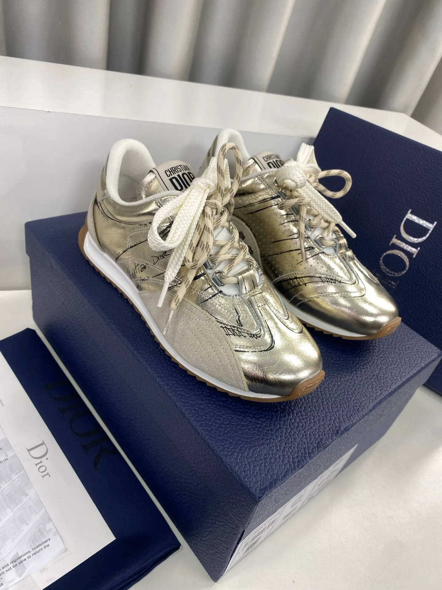 💕💕Factory direct selling price p560💕💕 Men's size +10 Dior Dior D-Sketch series graffiti moral shoes casual sports shoes ☑️ D-Sketch sports shoes made a wonderful appearance at the Dior 2025 spring and summer ready-to-wear series show, highlighting the classic retro aesthetics. Crafted from white nylon and calf leather, it's finished with a printed logo inspired by the shoe's production stages, with beige suede calf leather panels and double laces. A handwritten Christian Dior Paris signature adorns the sides, while a Christian Dior Paris signature panel and plaque adorn the heel and tongue. Paired with two-color thin rubber soles, they are more refined and can add high-end temperament to various casual looks. Exquisite packaging at the delivery counter🛍📦 ▪️Fabric: Original customized cowhide/graffiti ▪️Inner foot pads: Breathable mesh ▪️Sole: Original molded non-slip rubber outsole ▪️Sole thickness: 2CM ▪️Size: 35-45 (45 for women and 45 for men, customization is not returnable)